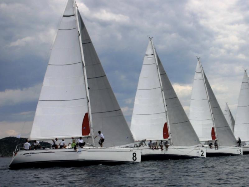Book yachts online - sailboat - Bavaria 42 Match - Sidney - rent