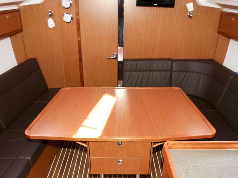 Book yachts online - sailboat - Bavaria Cruiser 37 - 2 cab - Swing - rent