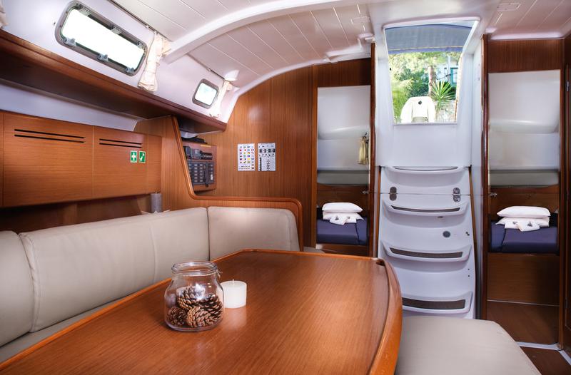 Book yachts online - sailboat - Beneteau Cyclades 43.4 - NIAGARA - rent