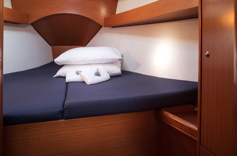 Book yachts online - sailboat - Beneteau Cyclades 43.4 - NIAGARA - rent