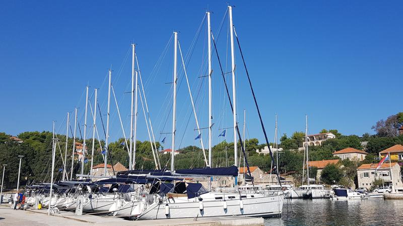 Book yachts online - sailboat - Beneteau Cyclades 43.4 - HIMALAYA - rent