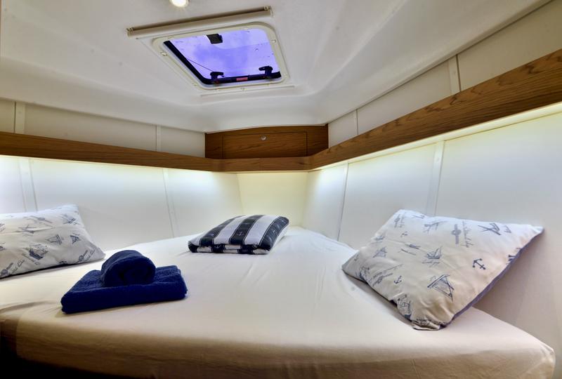 Book yachts online - sailboat - Elan 40 Impression - BLACK WIDOW - rent