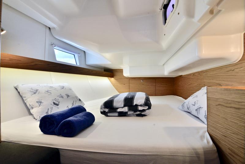 Book yachts online - sailboat - Elan 40 Impression - BLACK WIDOW - rent