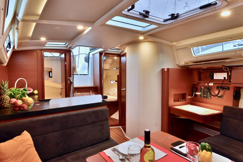 Book yachts online - sailboat - Hanse 388 - JOLANA - rent