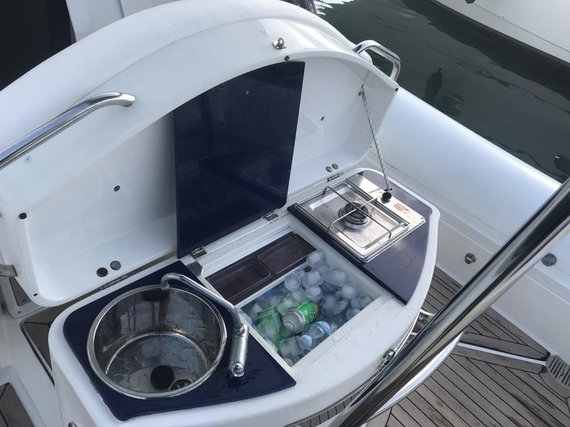 Book yachts online - motorboat - Magazzu' M11 Coupe - Ice Beat - rent