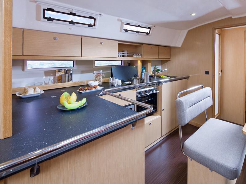 Book yachts online - sailboat - Bavaria 45 Cruiser - Cloe - Solar Panel - rent