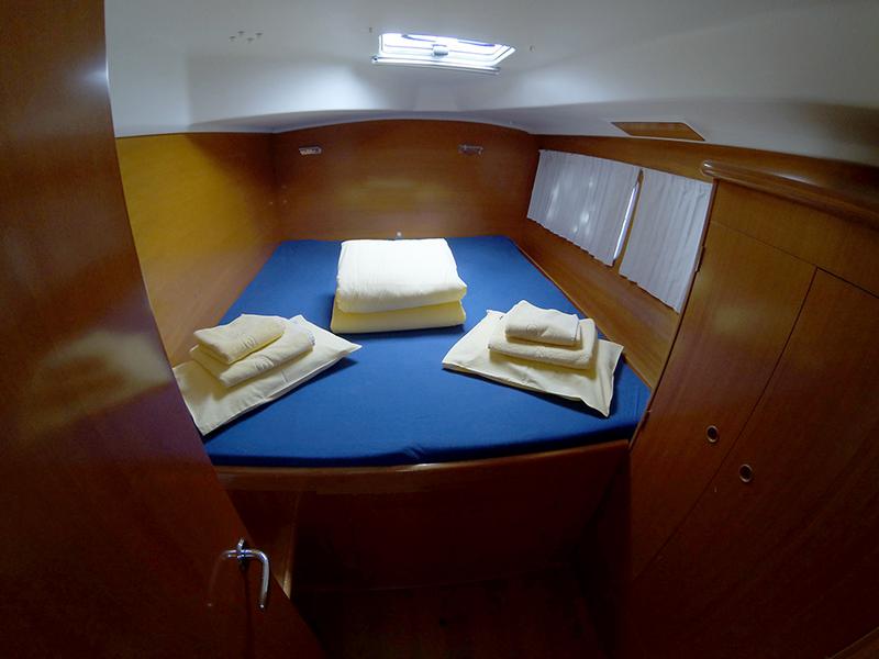 Book yachts online - catamaran - Lagoon 380 S2 - Twixie (Sails 2013, Solar panel) - rent