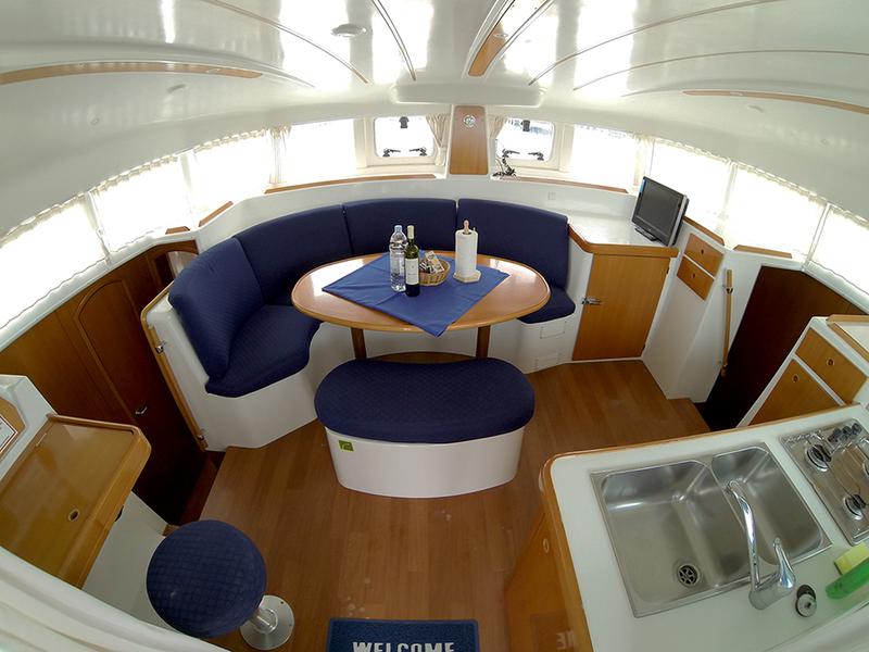 Book yachts online - catamaran - Lagoon 380 S2 - Twixie (Sails 2013, Solar panel) - rent
