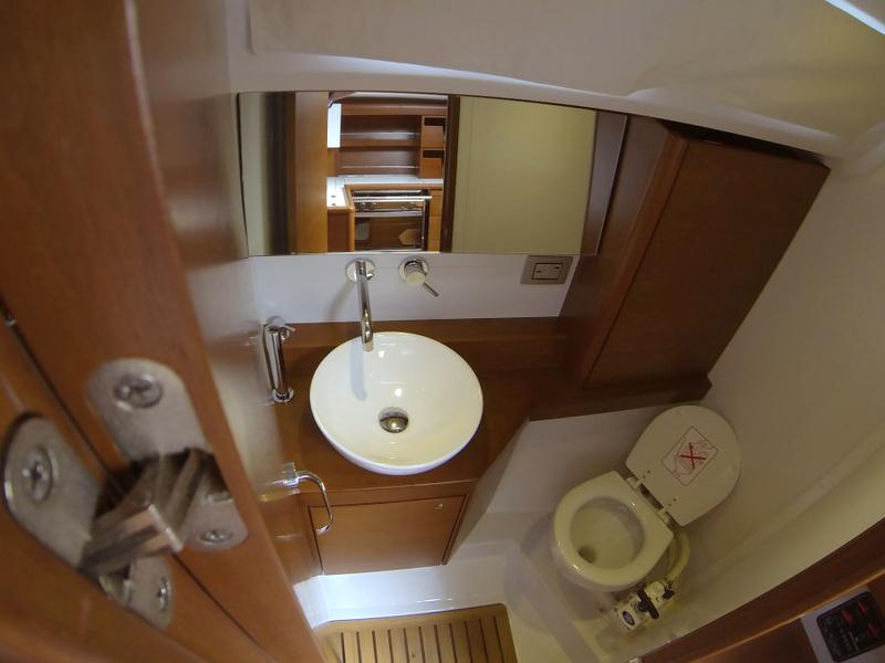 Book yachts online - sailboat - Grand Soleil 39 - Ziggy (Sails 2019) - rent