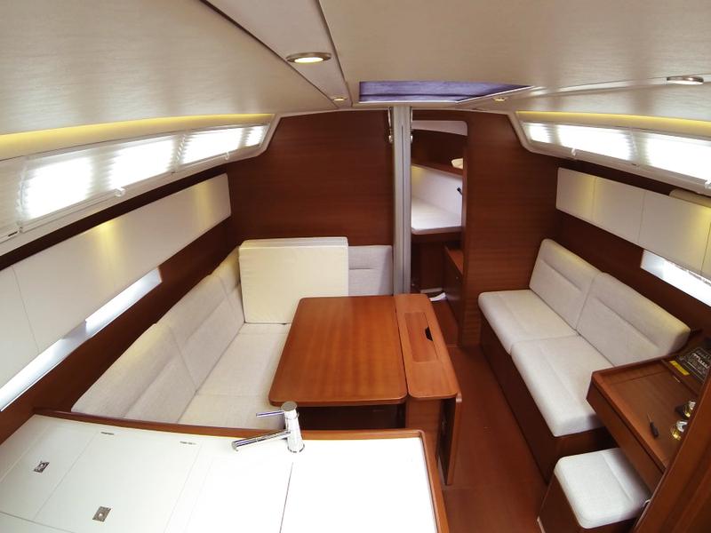 Book yachts online - sailboat - Grand Soleil 39 - Ziggy (Sails 2019) - rent