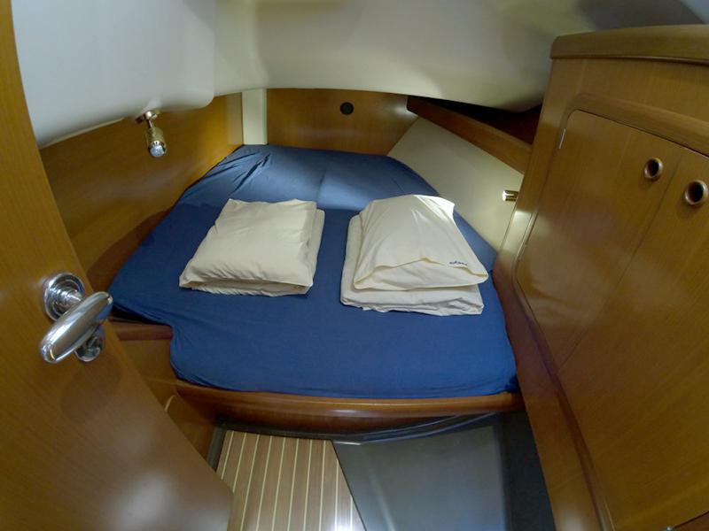 Book yachts online - sailboat - Grand Soleil 40 - Šjor (Main sail 2016, Genoa 2018) - rent