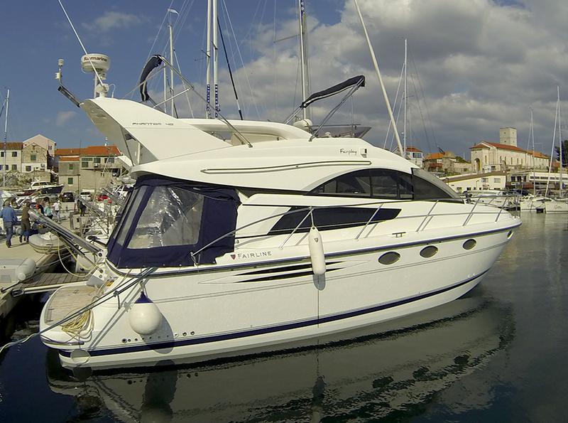 Book yachts online - motorboat - Fairline Phantom 40 - Fair Play (Jet ski - option with extra charge) - rent