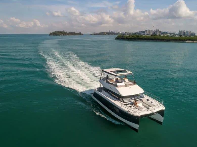 Book yachts online - motorboat - Fountaine Pajot M/Y 40 - BELUGA - rent