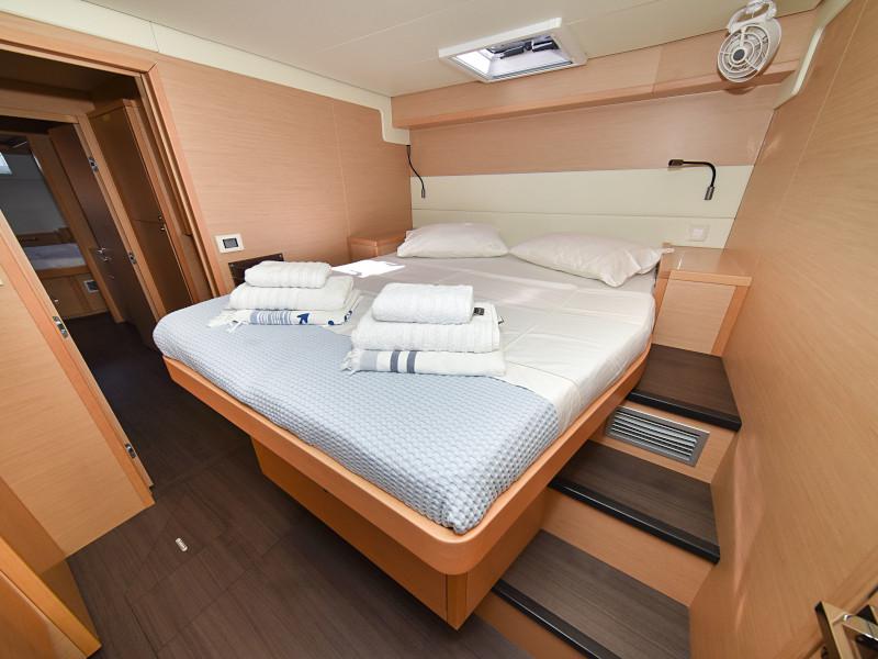 Book yachts online - catamaran - Lagoon 520 Flybridge - Largo Winch - rent