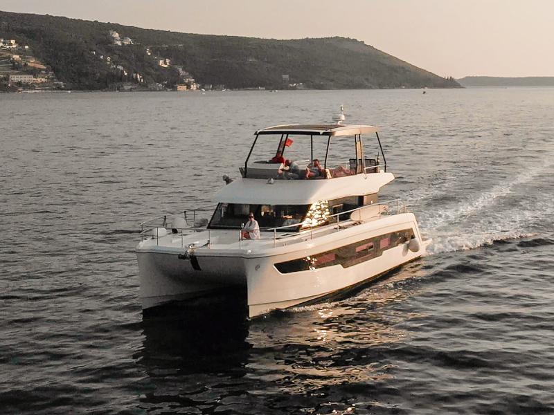 Book yachts online - powercatamaran - MY40 - Pelican - rent