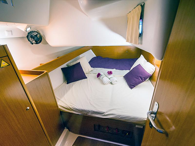 Book yachts online - sailboat - Beneteau Cyclades 43 - Go With The Flow - rent