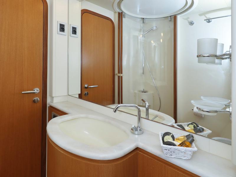 Book yachts online - motorboat - Ferretti 681 - DOMINIQUE - rent