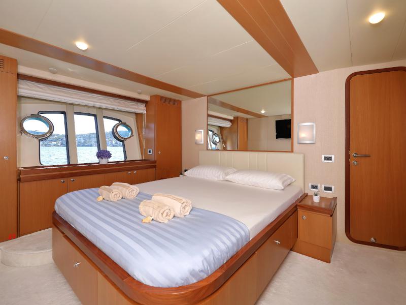 Book yachts online - motorboat - Ferretti 681 - DOMINIQUE - rent