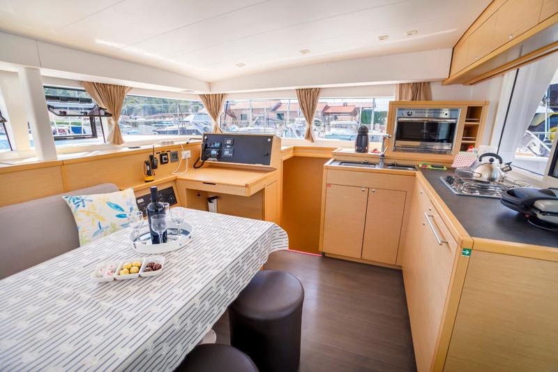 Book yachts online - catamaran - Lagoon 400 S2 - Second Wind - rent