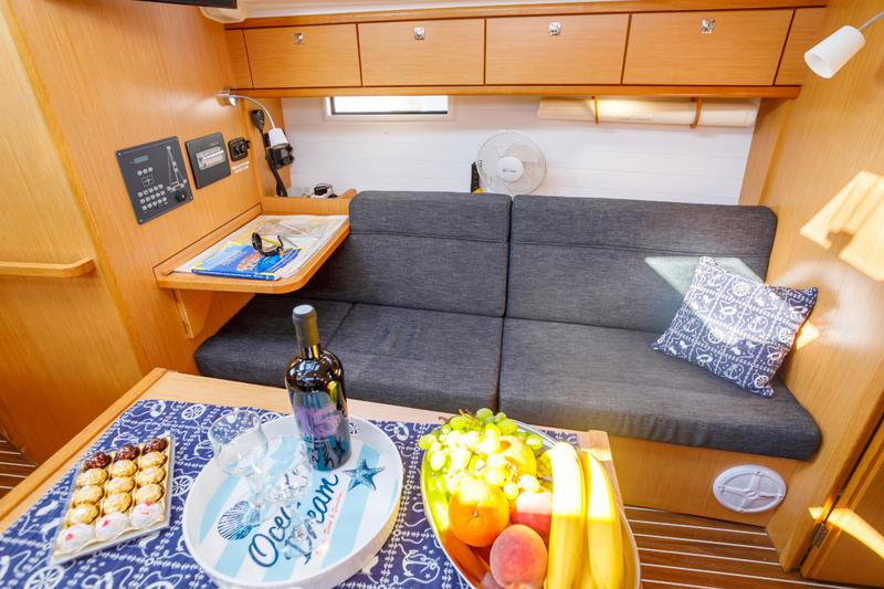 Book yachts online - sailboat - Bavaria 37 Cruiser - Summer Wind - rent