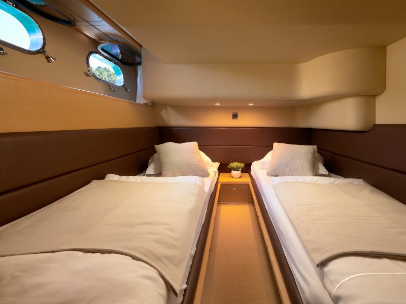 Book yachts online - motorboat - Princess 42 - Touché - rent