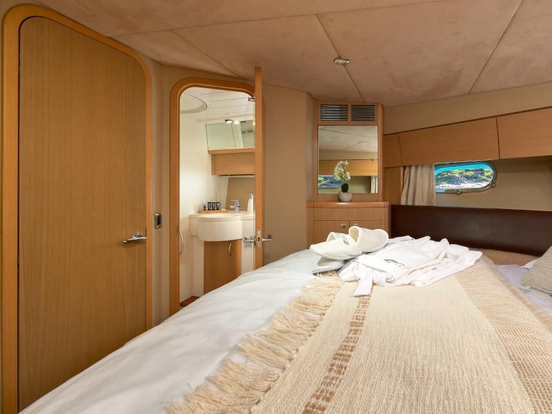 Book yachts online - motorboat - Princess 42 - Touché - rent
