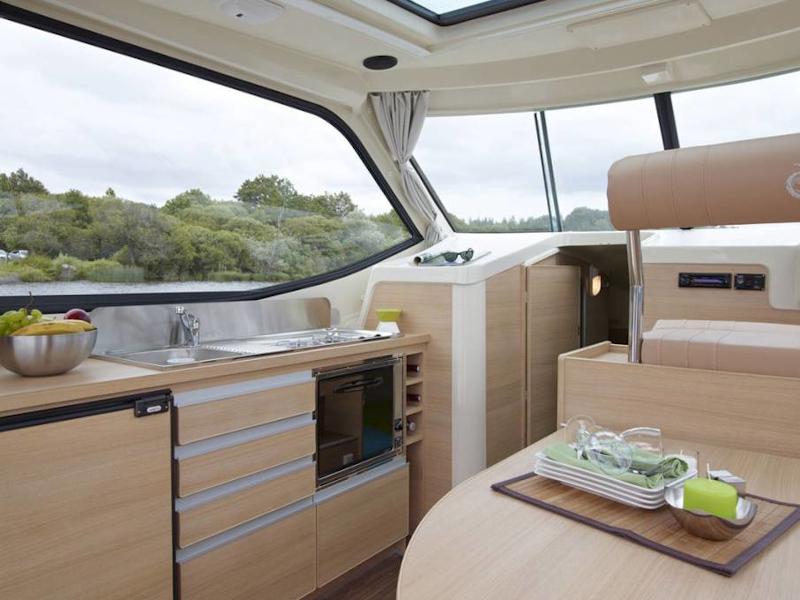 Book yachts online - motorboat - Sedan Primo - NEPTUNE FR - rent