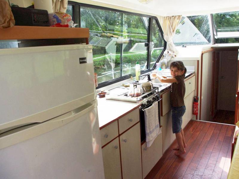 Book yachts online - motorboat - Sedan 1170 - AIGLEPIERRE FR - rent