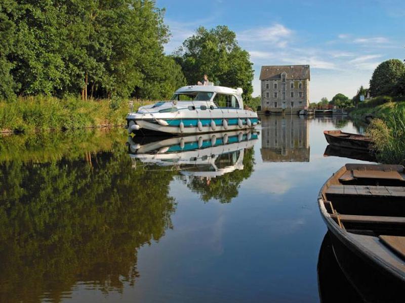 Book yachts online - motorboat - Sedan 1170 - JUILLY FR - rent
