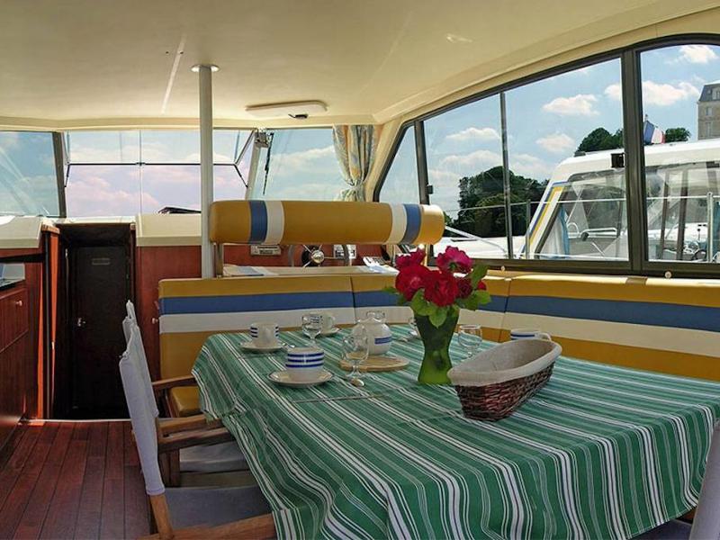 Book yachts online - motorboat - Sedan 1010 - REGUENGOS PO - rent