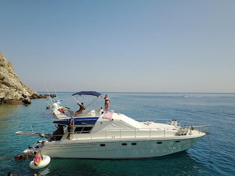 Book yachts online - motorboat - Raffaelli Storm 47S - Isla Balula - rent