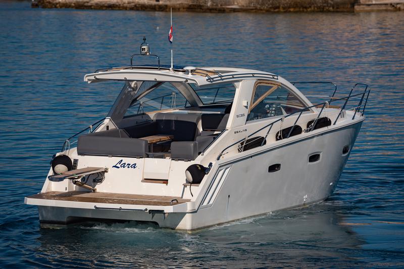 Book yachts online - motorboat - Sealine SC35 - Lara - rent