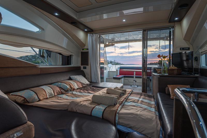 Book yachts online - motorboat - Azimut 43 - Bruna 2 - rent