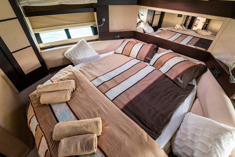 Book yachts online - motorboat - Azimut 43 - Bruna 2 - rent