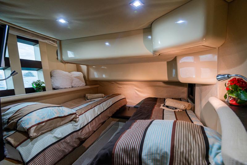 Book yachts online - motorboat - Azimut 43 - Bruna 2 - rent
