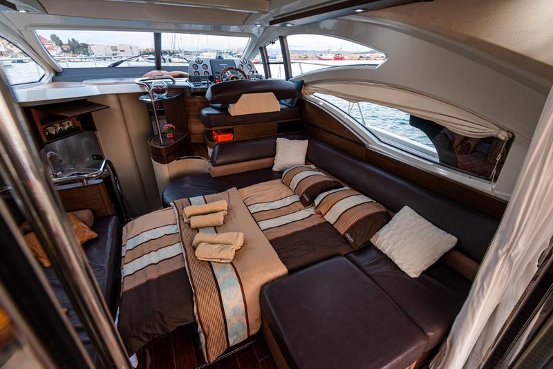 Book yachts online - motorboat - Azimut 43 - Bruna 2 - rent