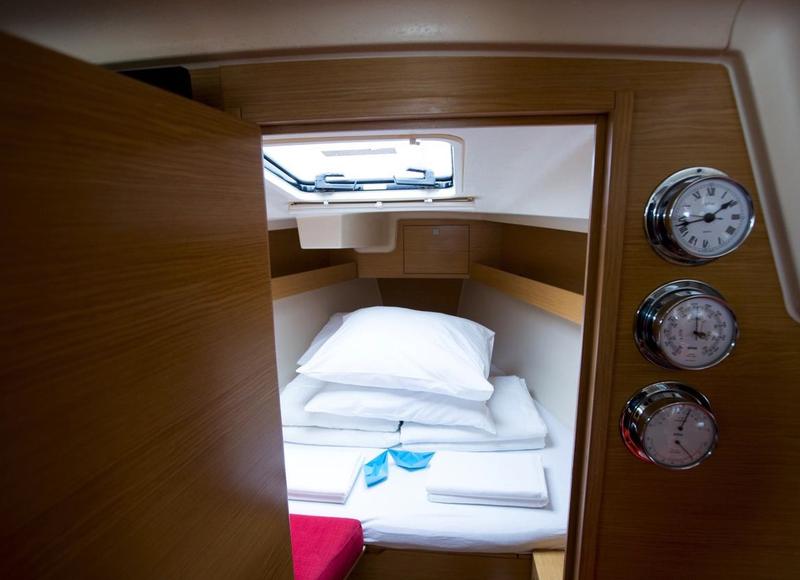 Book yachts online - sailboat - Elan 350 - VICTOR - rent