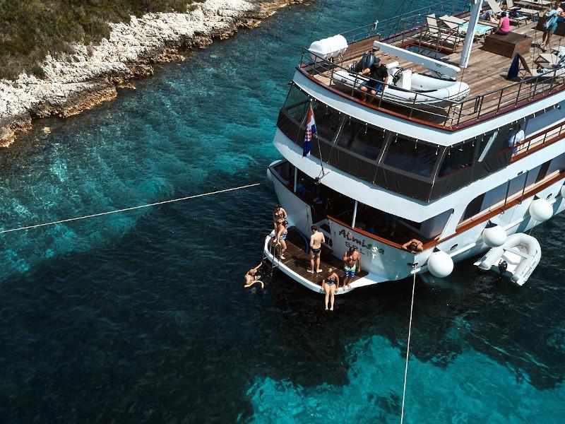 Book yachts online - motorboat - Motoryacht - Almissa - rent