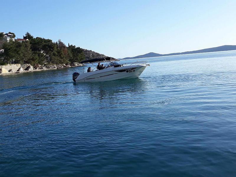 Book yachts online - motorboat - Galeon Galia 700 Sundeck - Lana - rent