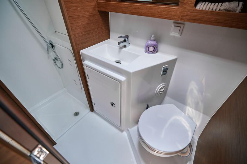 Book yachts online - catamaran - Lagoon 42 - Kingfisher - rent