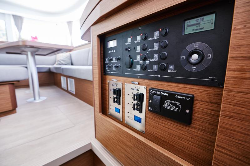 Book yachts online - catamaran - Lagoon 42 - Kingfisher - rent