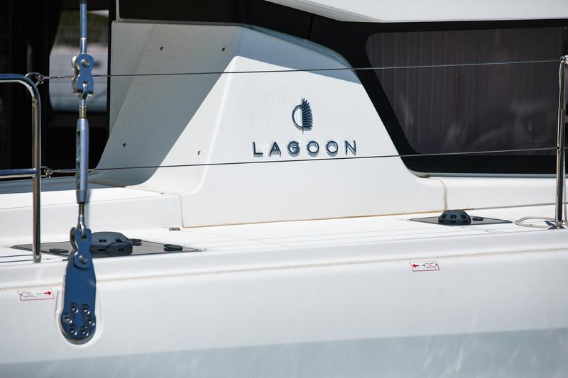 Book yachts online - catamaran - Lagoon 42 - Blackbird - rent