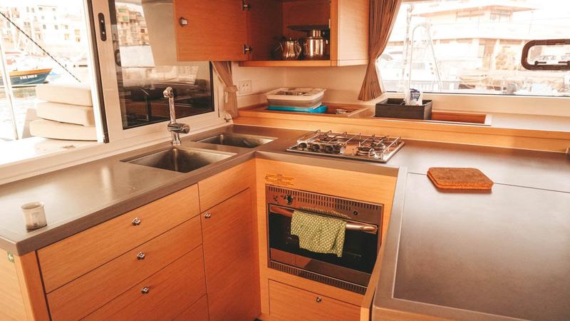 Book yachts online - catamaran - Lagoon 450 - Mia - rent