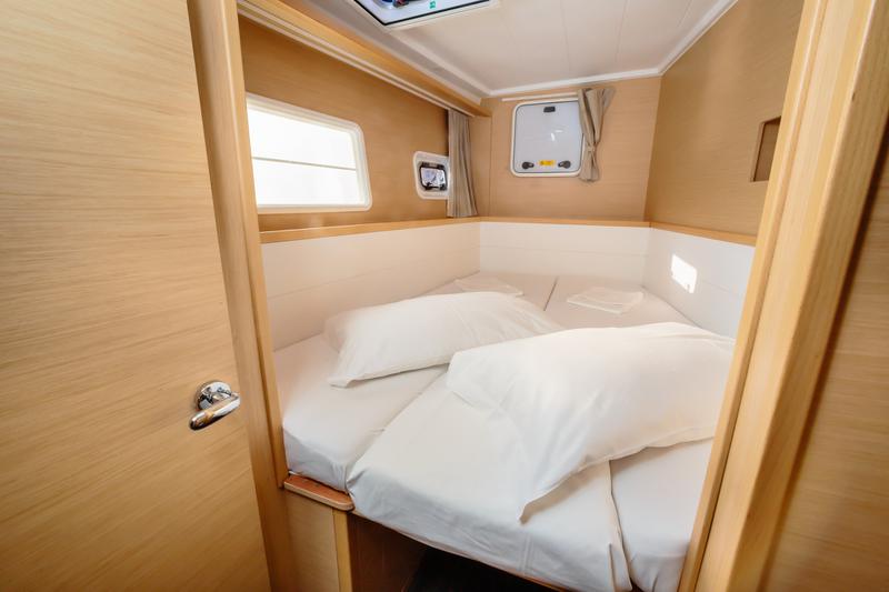 Book yachts online - catamaran - Lagoon 400 S2 - Auster - rent