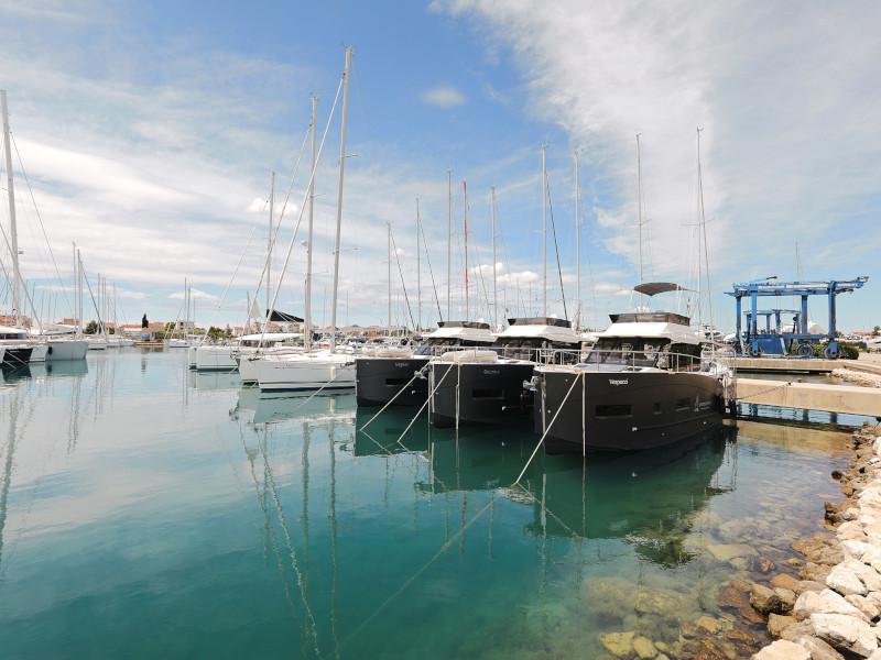 Book yachts online - motorboat - Futura 40 Grand Horizon - X COLUMBUS - rent