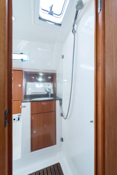 Book yachts online - sailboat - Bavaria 45 Cruiser Owner version - Bunty - Bow &amp; Teak - rent