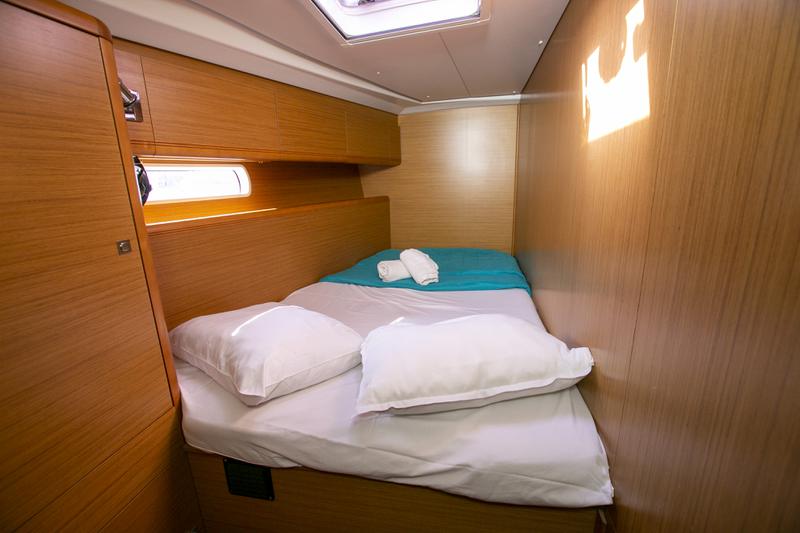 Book yachts online - sailboat - Jeanneau 53 - Oniro ΙΙ - rent