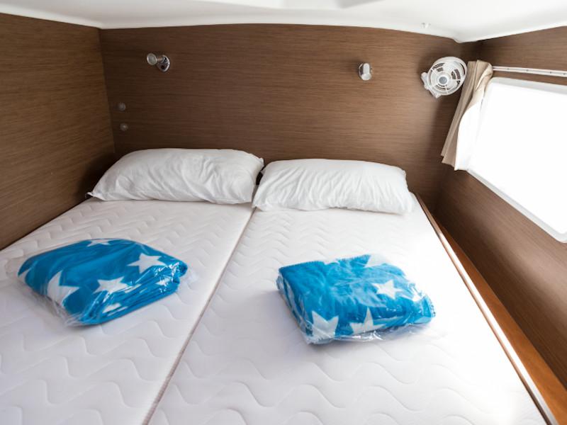 Book yachts online - catamaran - Lagoon 380 - Ploto - rent