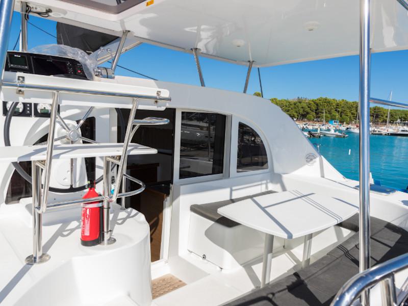 Book yachts online - catamaran - Lagoon 380 - Ploto - rent
