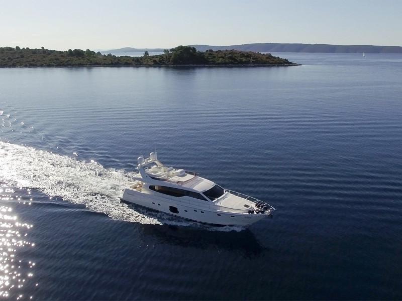 Book yachts online - motorboat - Ferretti 630 - AMY - rent